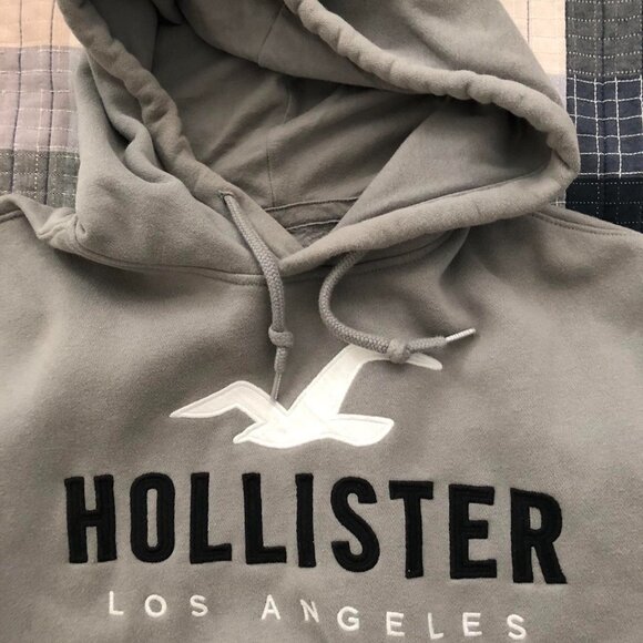 Soft and comfortable Hollister Co. hoodie in grey and white - Picture 3 of 4